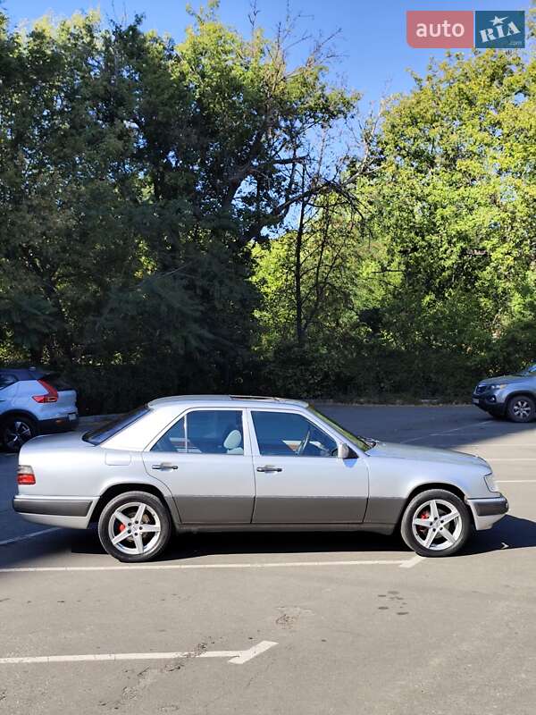 Седан Mercedes-Benz E-Class 1994 в Днепре