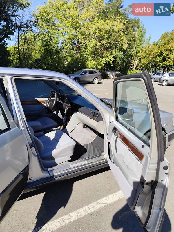 Седан Mercedes-Benz E-Class 1994 в Днепре