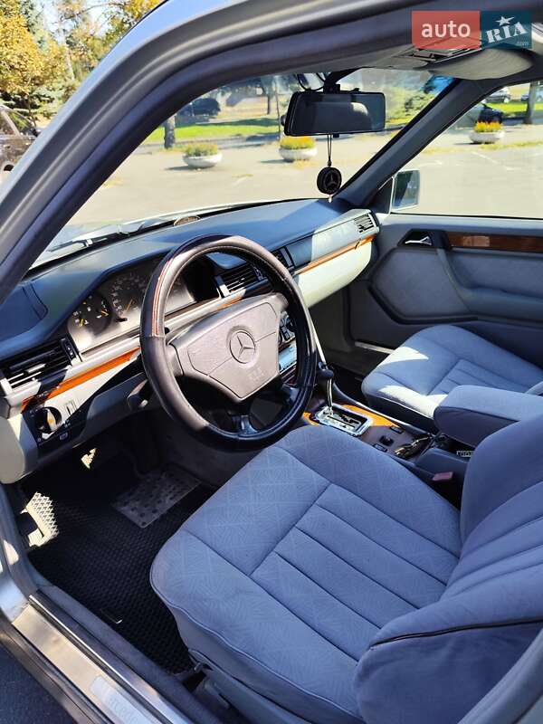 Седан Mercedes-Benz E-Class 1994 в Днепре