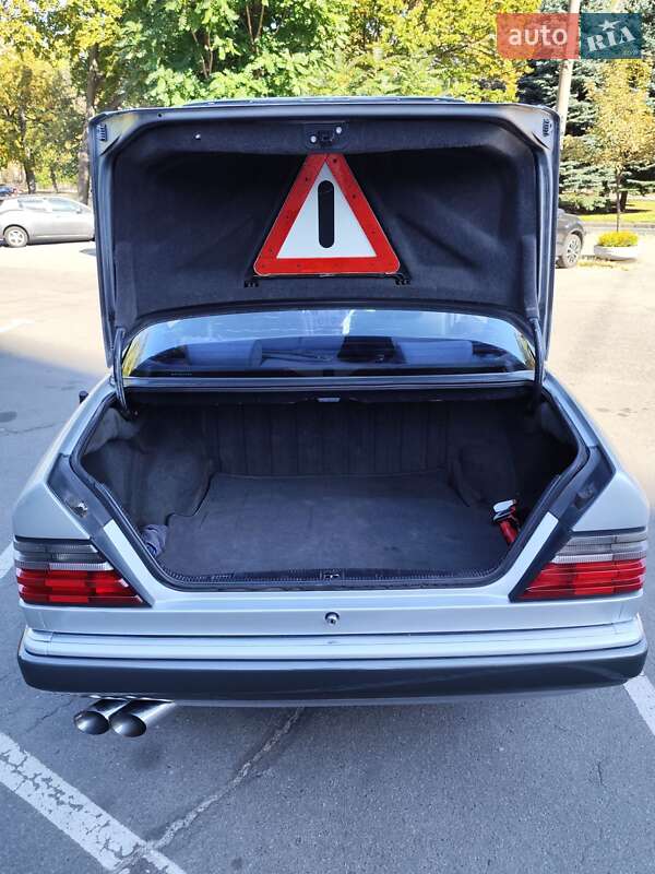 Седан Mercedes-Benz E-Class 1994 в Днепре