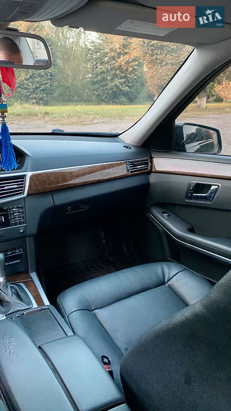 Седан Mercedes-Benz E-Class 2010 в Устилуге