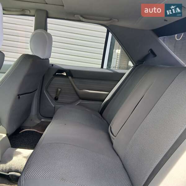 Седан Mercedes-Benz E-Class 1989 в Коритному