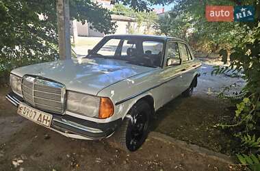 Седан Mercedes-Benz E-Class 1980 в 