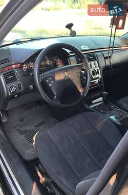Седан Mercedes-Benz E-Class 2000 в 