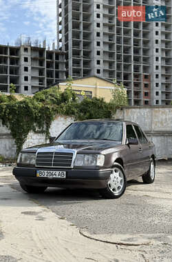 Седан Mercedes-Benz E-Class 1992 в 