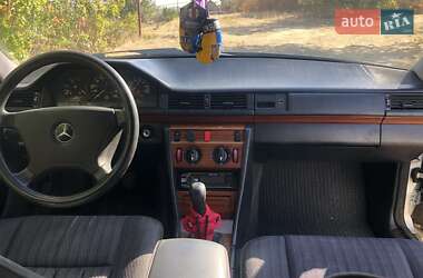 Седан Mercedes-Benz E-Class 1992 в 