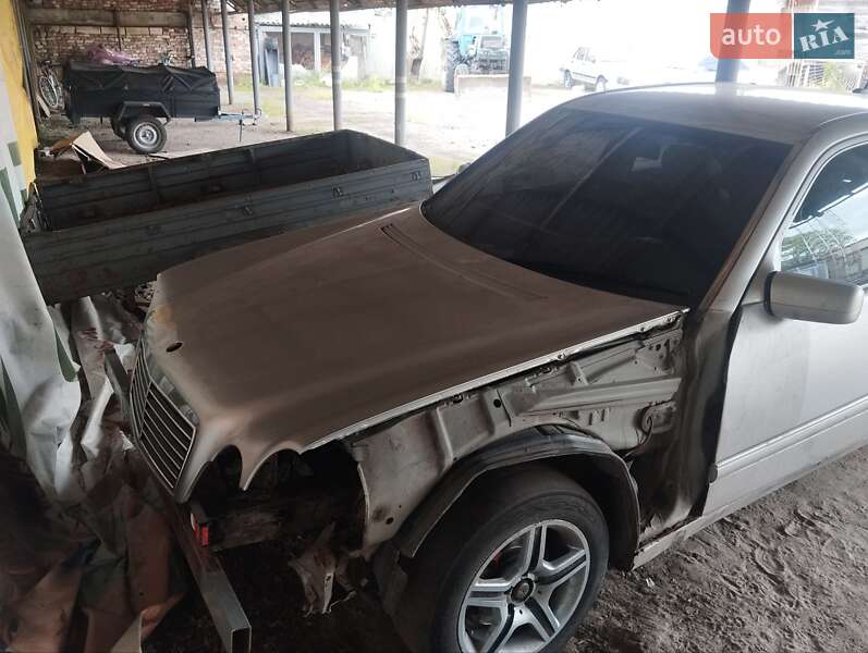 Седан Mercedes-Benz E-Class 2000 в Шостке