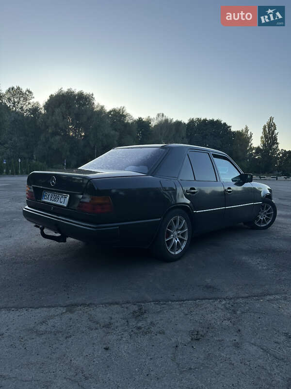 Седан Mercedes-Benz E-Class 1988 в Киеве