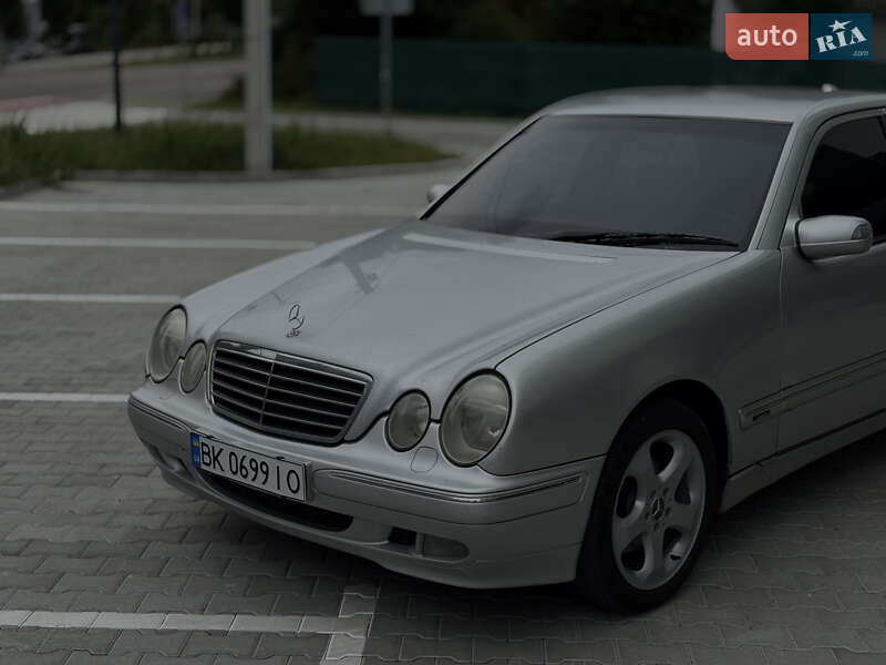 Седан Mercedes-Benz E-Class 1999 в Вараше