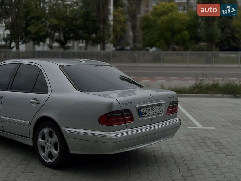Седан Mercedes-Benz E-Class 1999 в Вараше