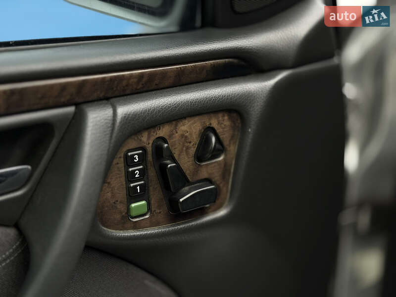 Седан Mercedes-Benz E-Class 1999 в Вараше