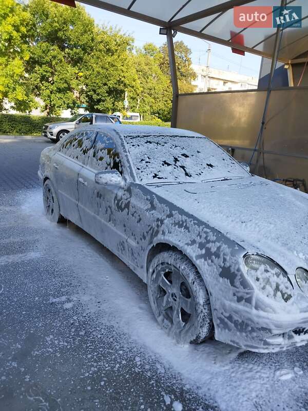 Седан Mercedes-Benz E-Class 2002 в Черновцах