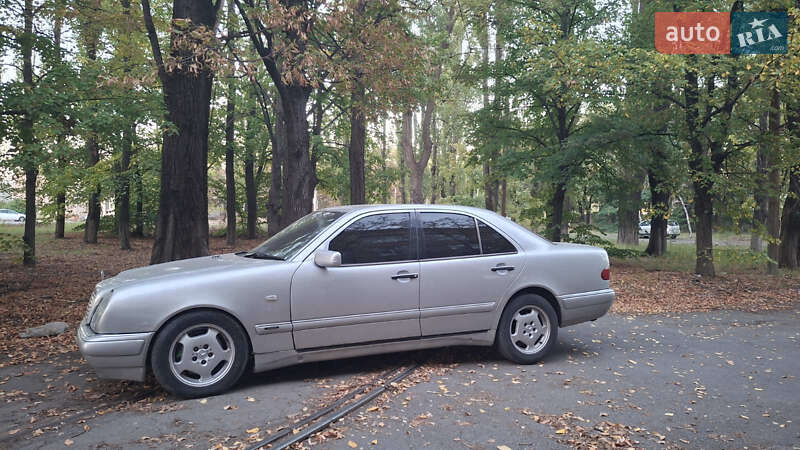 Седан Mercedes-Benz E-Class 1996 в Днепре