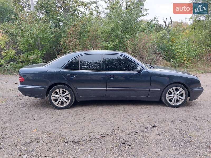 Седан Mercedes-Benz E-Class 2001 в Кицмани