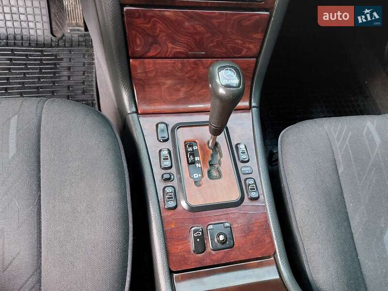 Седан Mercedes-Benz E-Class 2001 в Кицмани
