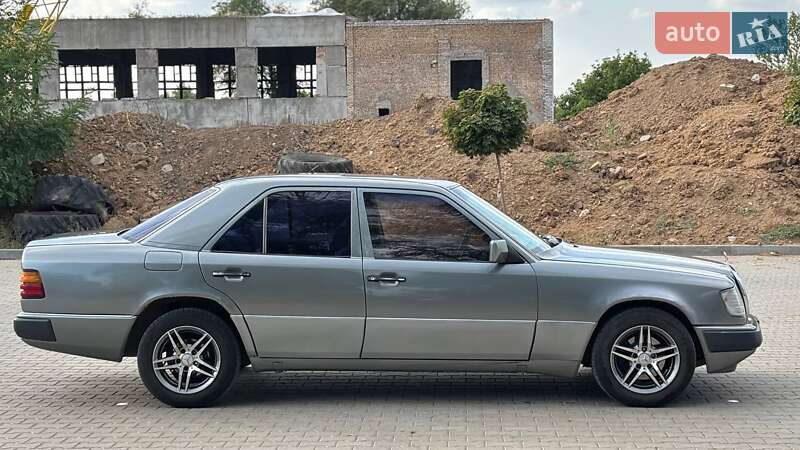 Седан Mercedes-Benz E-Class 1992 в Запоріжжі