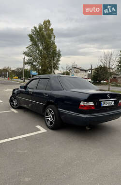 Седан Mercedes-Benz E-Class 1987 в 