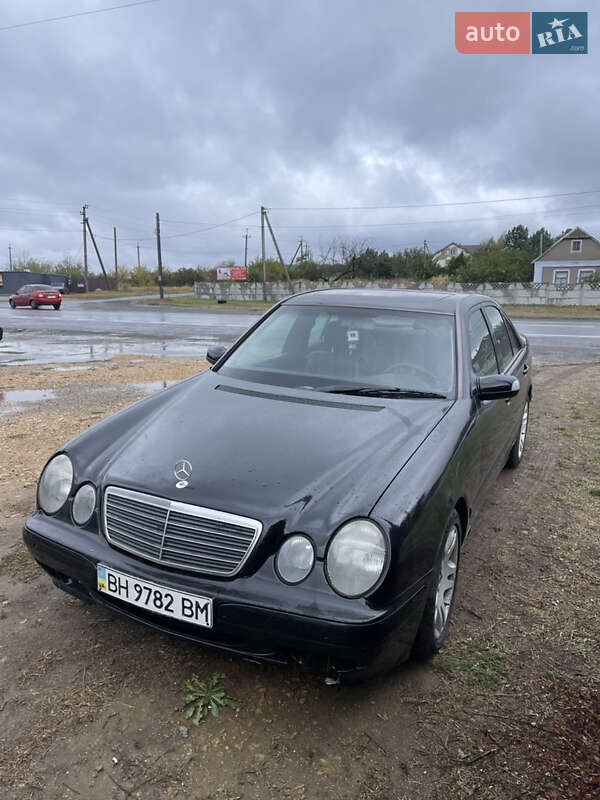 Седан Mercedes-Benz E-Class 2000 в Южном