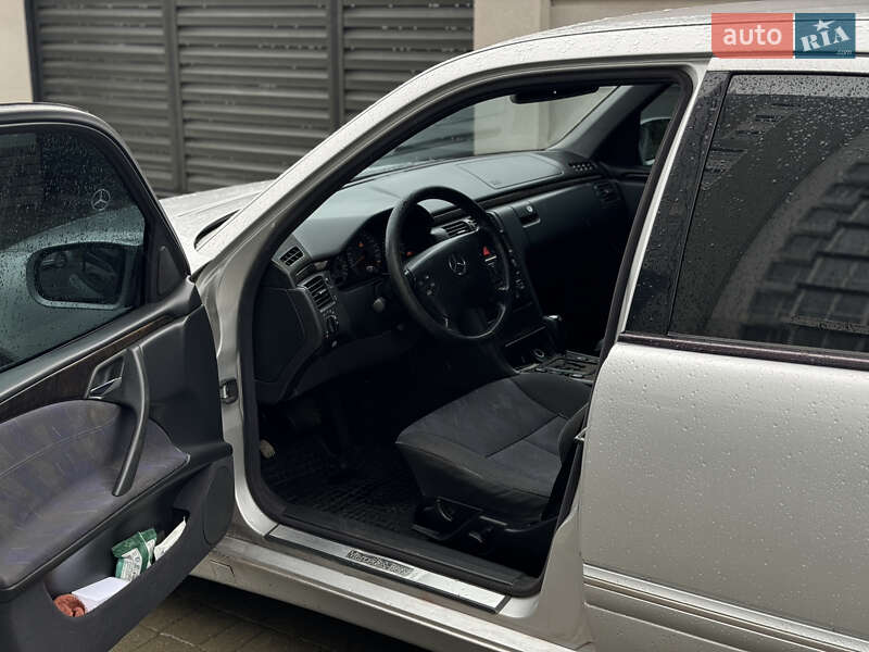 Седан Mercedes-Benz E-Class 2001 в Дрогобыче