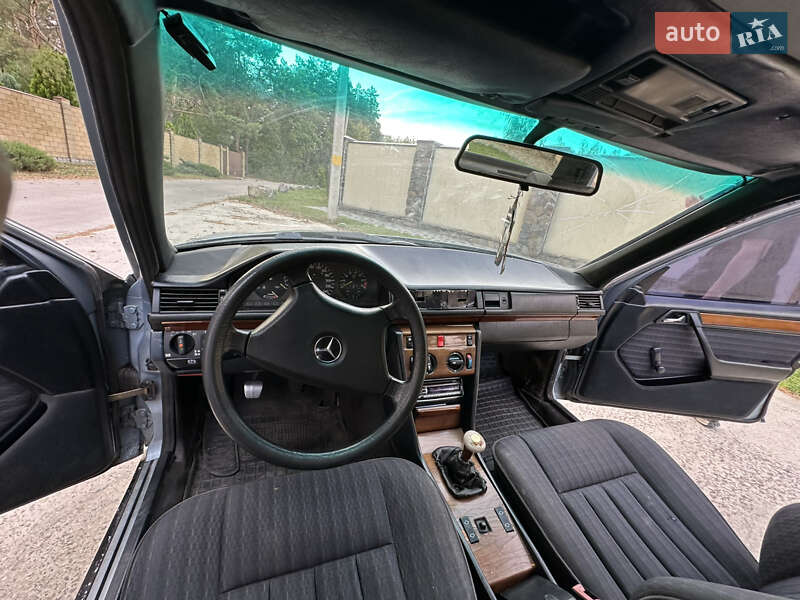 Седан Mercedes-Benz E-Class 1988 в Новомосковске