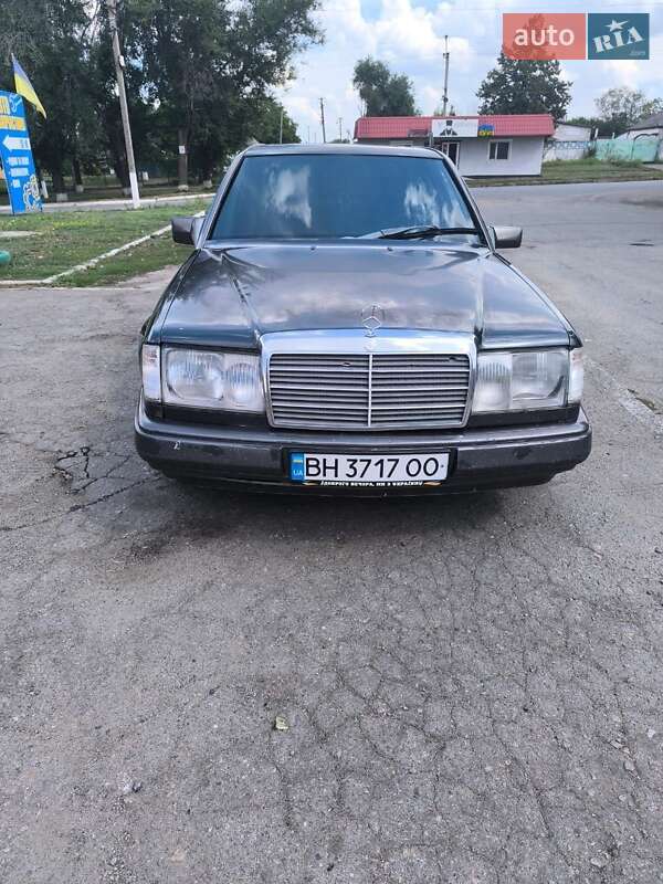 Седан Mercedes-Benz E-Class 1988 в Днепре