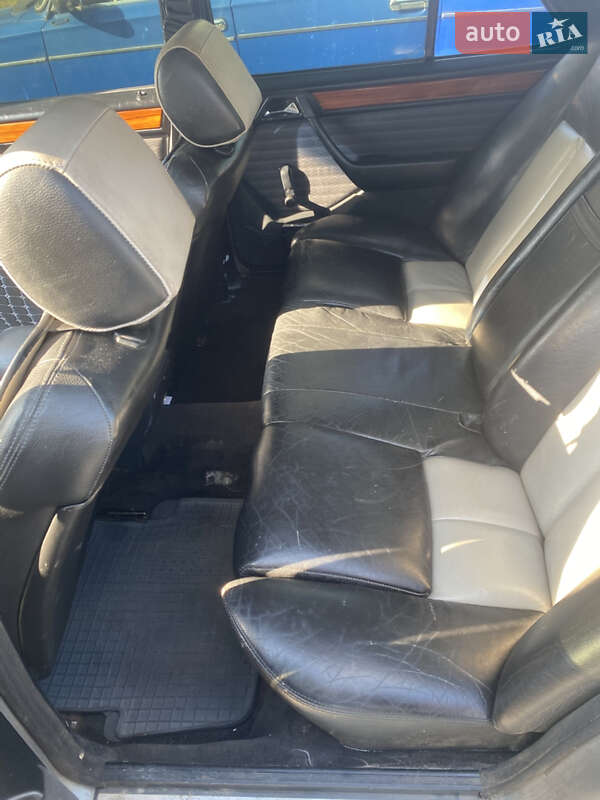 Седан Mercedes-Benz E-Class 1988 в Вараші