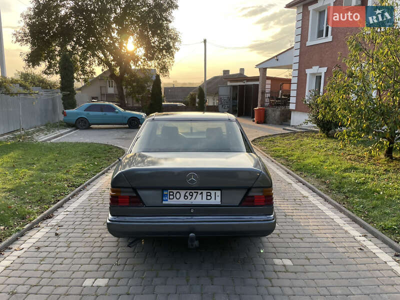 Седан Mercedes-Benz E-Class 1988 в Черновцах