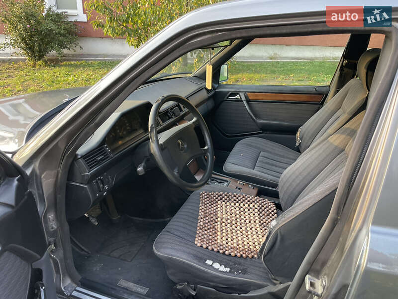 Седан Mercedes-Benz E-Class 1988 в Черновцах