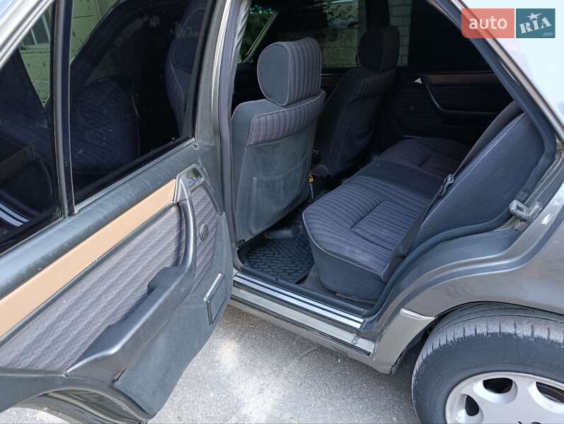 Седан Mercedes-Benz E-Class 1991 в Днепре