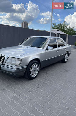 Седан Mercedes-Benz E-Class 1995 в Днепре