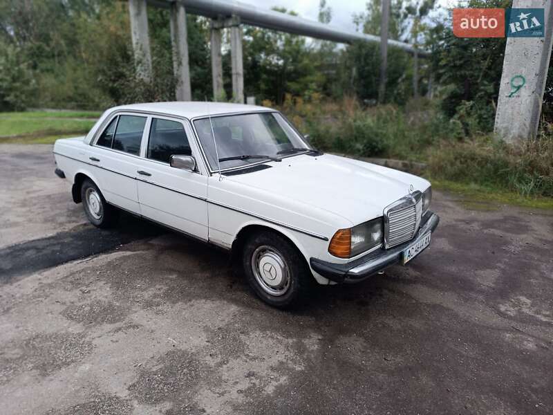 Седан Mercedes-Benz E-Class 1982 в Львові