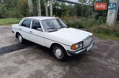 Седан Mercedes-Benz E-Class 1982 в 