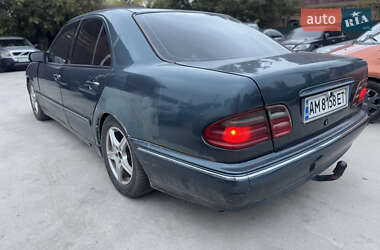 Седан Mercedes-Benz E-Class 2000 в 