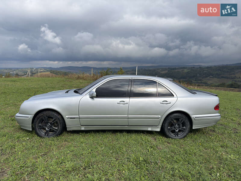 Седан Mercedes-Benz E-Class 2000 в Сторожинце