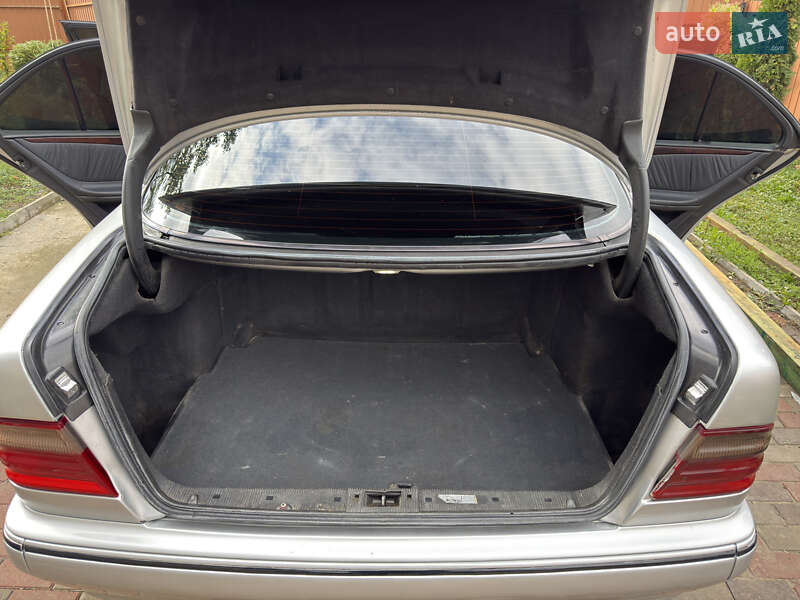 Седан Mercedes-Benz E-Class 2000 в Сторожинце