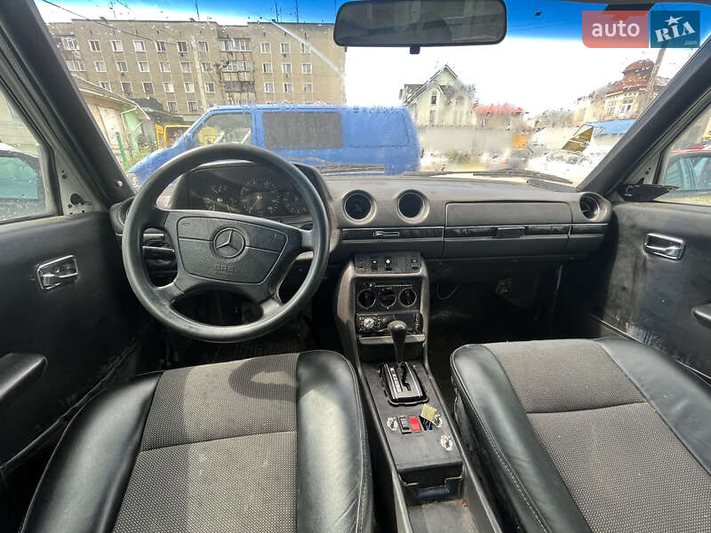 Седан Mercedes-Benz E-Class 1982 в Городенці