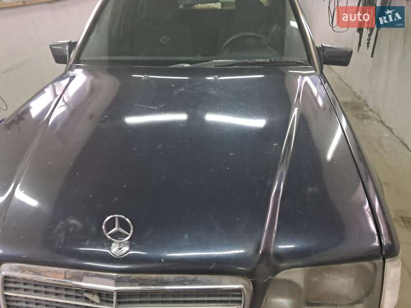 Седан Mercedes-Benz E-Class 1993 в Охтирці