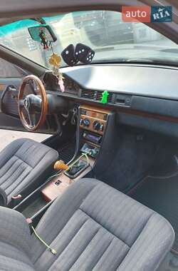 Седан Mercedes-Benz E-Class 1992 в 
