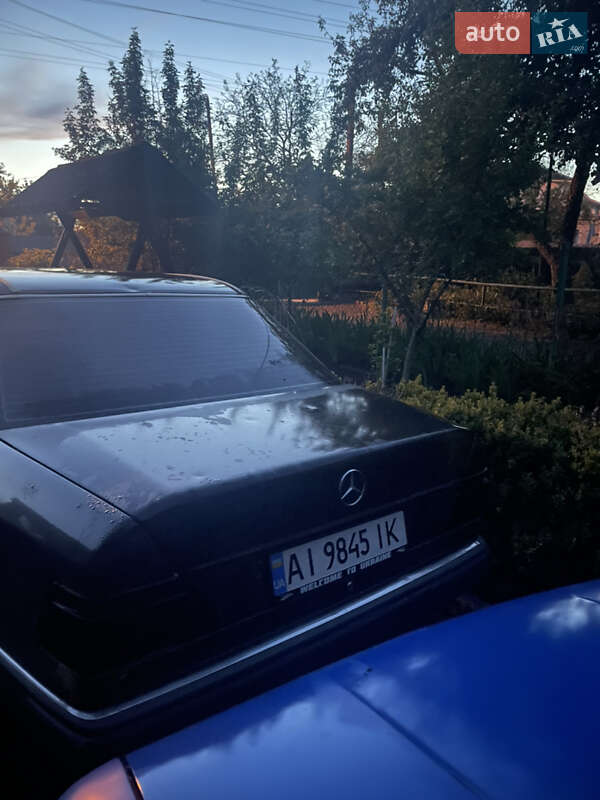Седан Mercedes-Benz E-Class 1990 в Иванкове