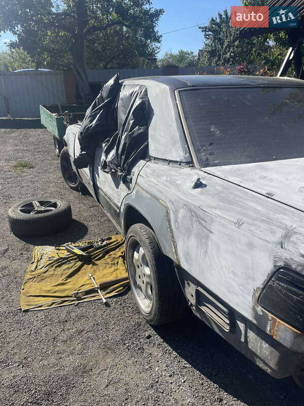 Седан Mercedes-Benz E-Class 1990 в Иванкове
