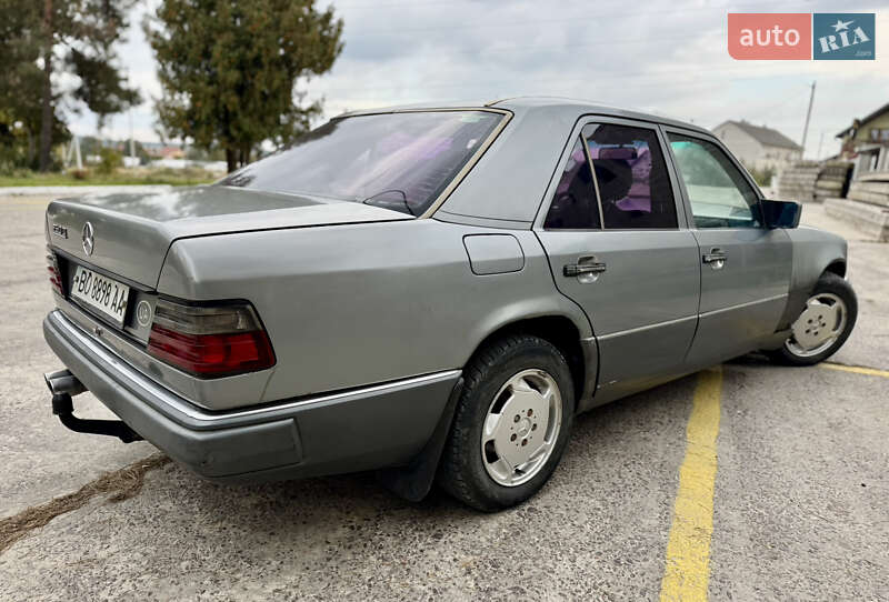 Седан Mercedes-Benz E-Class 1992 в Новояворовске