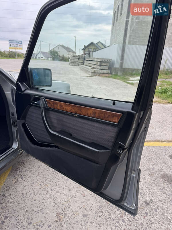 Седан Mercedes-Benz E-Class 1992 в Новояворовске