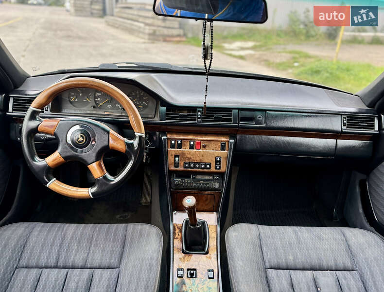 Седан Mercedes-Benz E-Class 1992 в Новояворовске