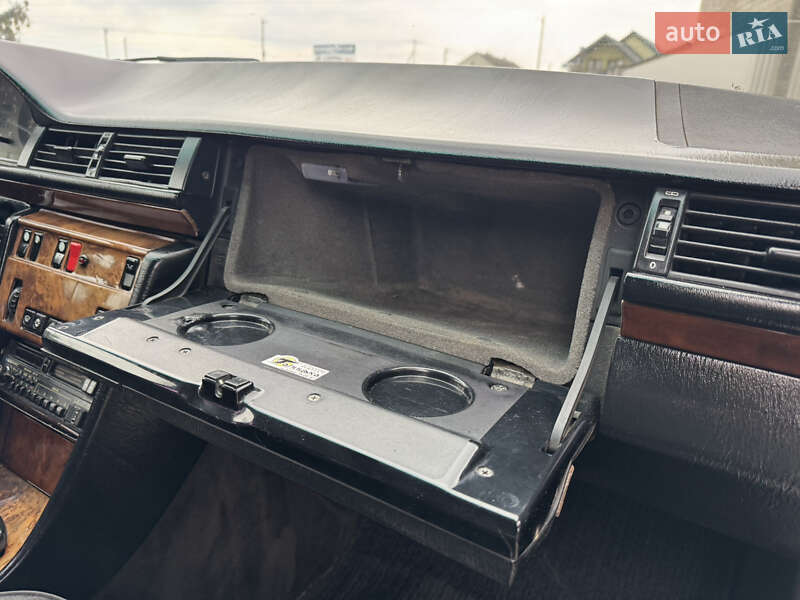 Седан Mercedes-Benz E-Class 1992 в Новояворовске