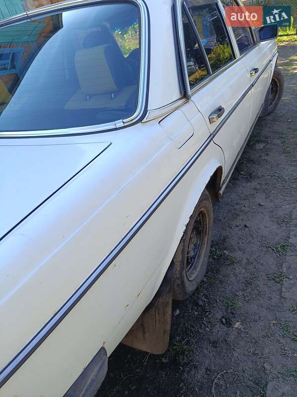Седан Mercedes-Benz E-Class 1983 в Лубнах