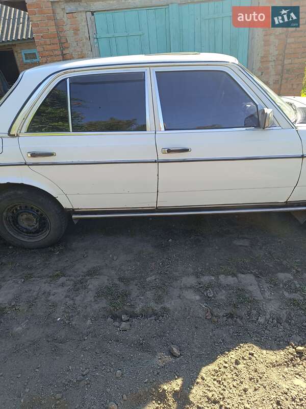 Седан Mercedes-Benz E-Class 1983 в Лубнах