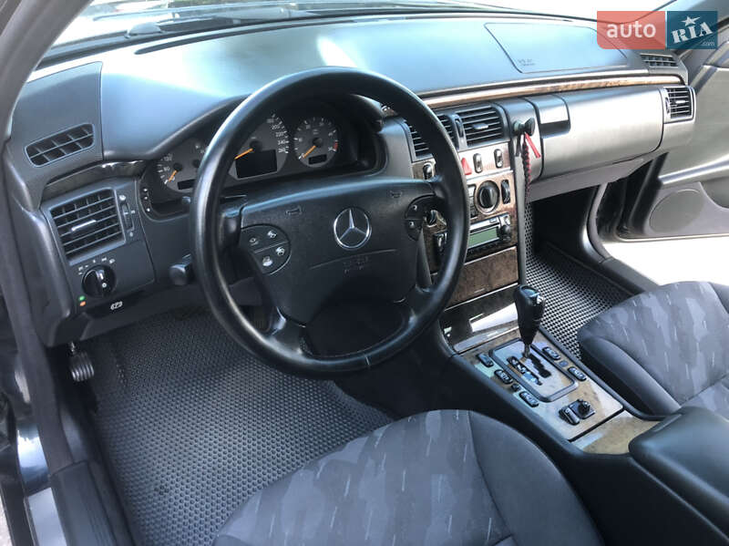 Седан Mercedes-Benz E-Class 2001 в Самборе