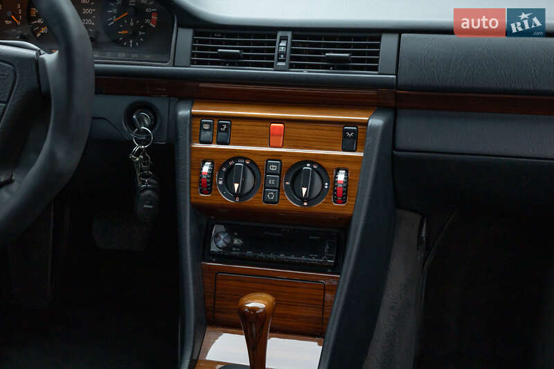 Седан Mercedes-Benz E-Class 1994 в Киеве