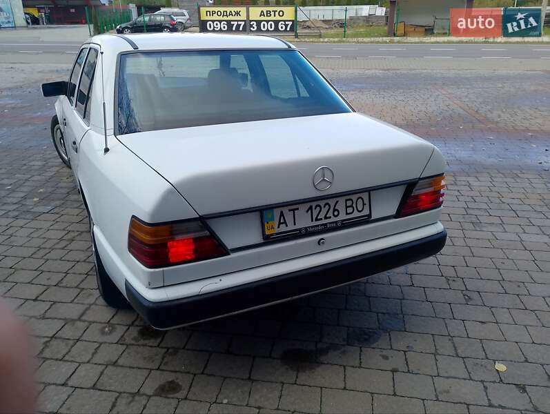 Седан Mercedes-Benz E-Class 1989 в Надворной