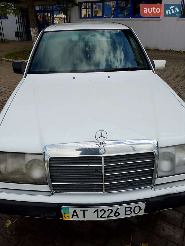 Седан Mercedes-Benz E-Class 1989 в Надворной
